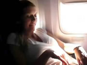 Mujer masturbándose en un avión